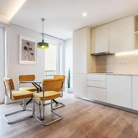 Outstanding Liberdade Spacious 2 Bedroom W Ac Lizbona